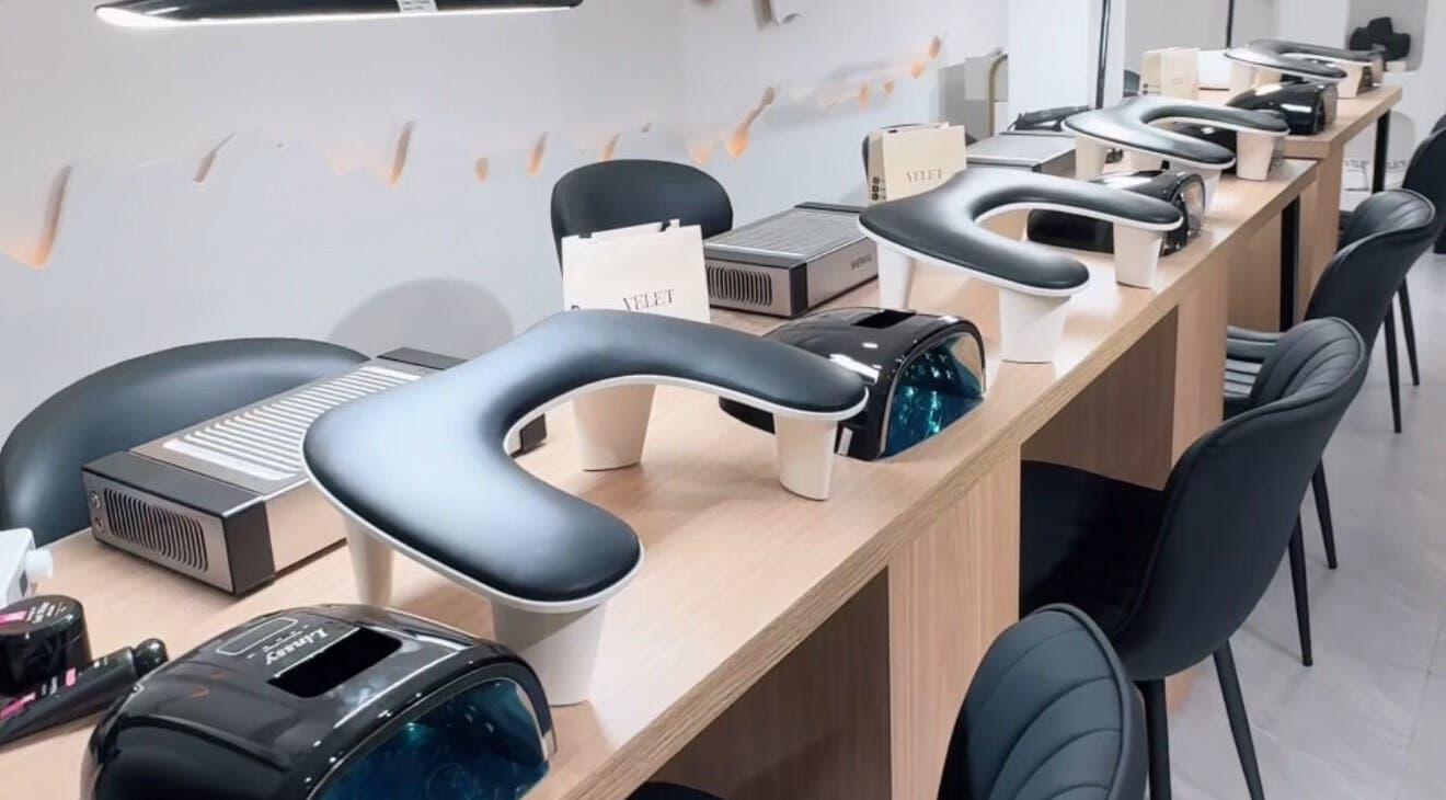 Manicura moderna en Velet Beauty Studio, Oranjestad, AW. Estaciones elegantes con luz LED y sillas cómodas.