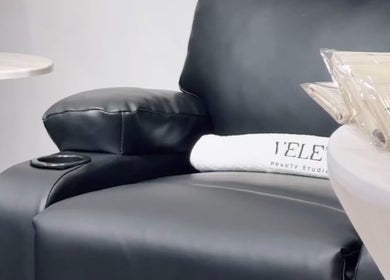 Silla de cuero elegante en Velet Beauty Studio, Oranjestad, AW, ideal para tratamientos relajantes.