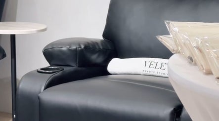 Silla de cuero elegante en Velet Beauty Studio, Oranjestad, AW, ideal para tratamientos relajantes.