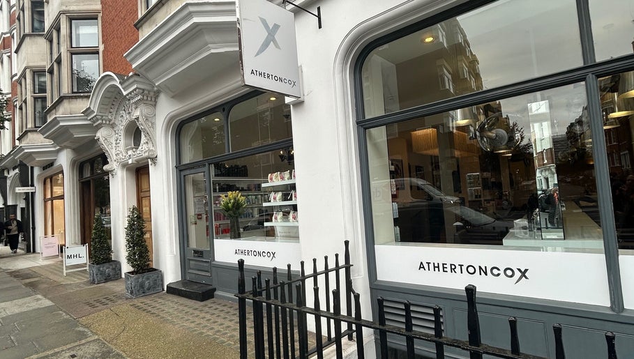Элегантный фасад салона ATHERTONCOX в Лондоне, где работает Виктория, hair stylist.