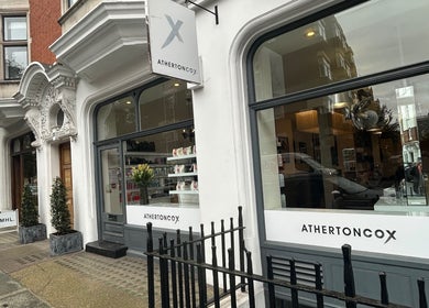Элегантный фасад салона ATHERTONCOX в Лондоне, где работает Виктория, hair stylist.