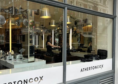 Вид на Вікторію-стилиста в салоне ATHERTONCOX в Лондоне, Англия, GB.