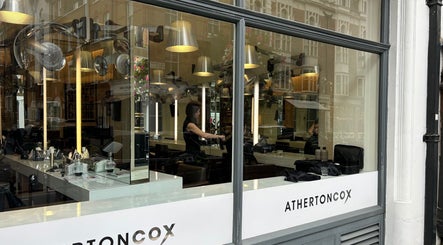 Вид на Вікторію-стилиста в салоне ATHERTONCOX в Лондоне, Англия, GB.