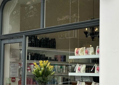 Витрина Viktoriia- Hair Stylist в ATHERTONCOX Salon в Лондоне, Англия, ГБ с косметическими средствами.
