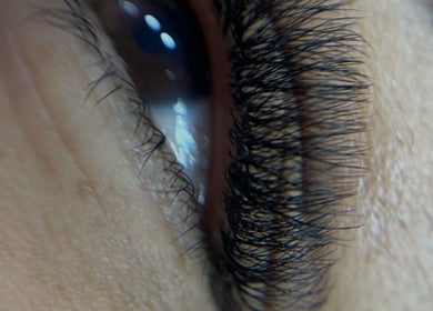 Primer plano de pestañas en Bloom Studio, Rosario, Santa Fe, AR, destacando cuidado y belleza ocular.