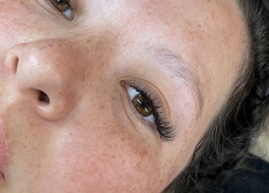 Extensiones de pestañas en Bloom Studio, Rosario, Santa Fe, AR. Resultados naturales y sofisticados.