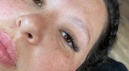 Extensiones de pestañas en Bloom Studio, Rosario, Santa Fe, AR. Resultados naturales y sofisticados.