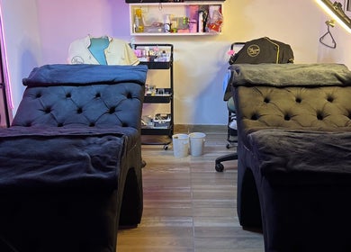 Camillas de masaje en Bloom Studio, Rosario, Santa Fe, AR, ideales para tratamientos de belleza y bienestar.