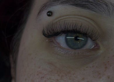 Detalle de pestañas levantadas en Bloom Studio, Rosario, Santa Fe, AR, mostrando un trabajo de belleza cuidadoso.