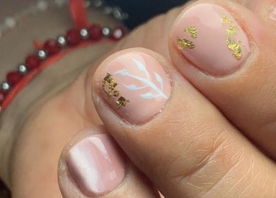 Diseño de uñas elegante con detalles dorados en Bloom Studio, Rosario, Santa Fe, AR.