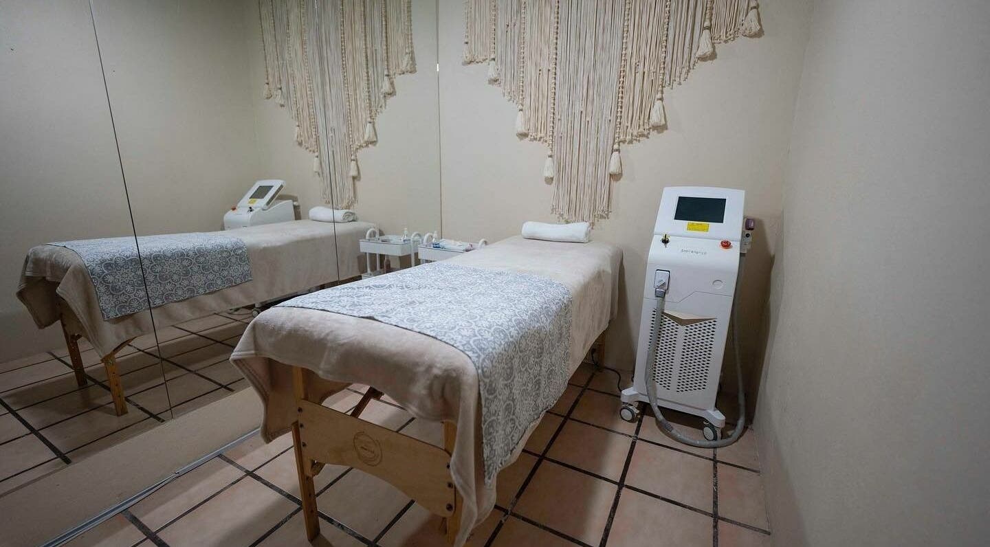 Camilla de tratamiento en Relieve Clínica Spa, Lázaro Cárdenas, Michoacán, MX con decoración acogedora.