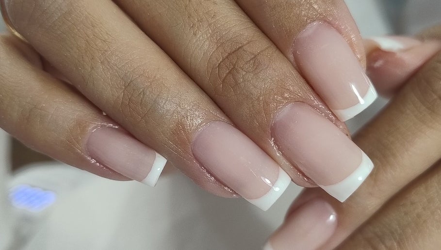 Unhas francesinhas cuidadas na Entre elas by Cleia Silva, São Paulo, São Paulo, BR.