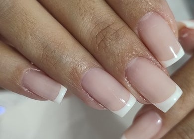 Unhas francesinhas cuidadas na Entre elas by Cleia Silva, São Paulo, São Paulo, BR.