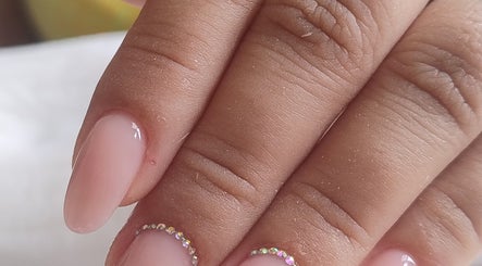 Unhas com design elegante e minimalista no Entre elas by Cleia Silva em São Paulo, São Paulo, BR.