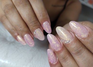 Unhas decoradas com brilho em Entre elas by Cleia Silva, São Paulo, São Paulo, BR.