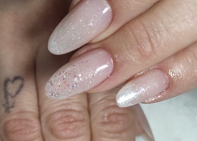Unhas com esmalte brilhante em Entre elas by Cleia Silva, São Paulo, São Paulo, BR.