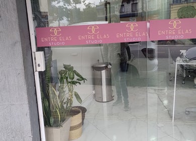 Fachada do Entre Elas by Cleia Silva com plantas, São Paulo, São Paulo, BR.