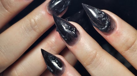 Uñas negras con textura artesanal en Karmika Nailz, Montevideo, Departamento De Montevideo, UY.
