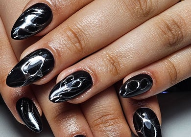 Diseño de uñas negras brillantes en Karmika Nailz, Montevideo, Departamento De Montevideo, UY.