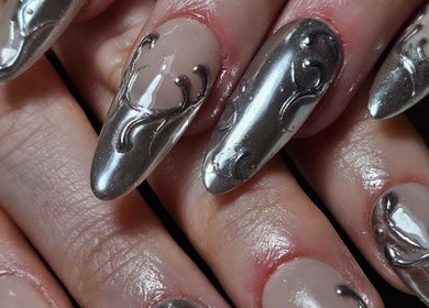 Uñas metálicas elegantes en Karmika Nailz, Montevideo, Departamento De Montevideo, UY.