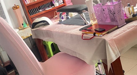 Nagelstudio bij DreamyNails.SR in Paramaribo, Paramaribo, SR met stijlvolle tafel en verzorgingsproducten.