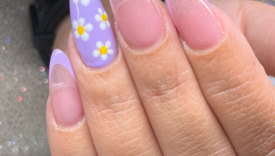 Diseño de uñas con flores blancas en Fer_nailart, San Rafael, Heredia, CR.