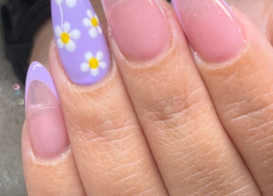 Diseño de uñas con flores blancas en Fer_nailart, San Rafael, Heredia, CR.