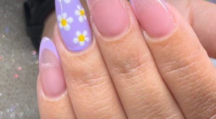 Diseño de uñas con flores blancas en Fer_nailart, San Rafael, Heredia, CR.