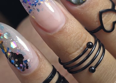 Uñas con diseño brilloso de Fer_nailart en San Rafael, Heredia, CR. Decoraciones en tonos azul y negro.