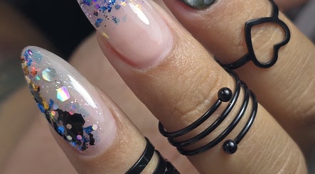Uñas con diseño brilloso de Fer_nailart en San Rafael, Heredia, CR. Decoraciones en tonos azul y negro.