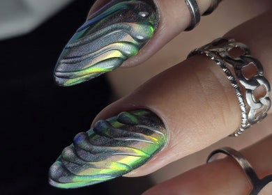 Diseño de uñas 3D en Fer_nailart, San Rafael, Heredia, CR con efecto metálico y anillos decorativos.
