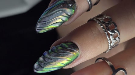Diseño de uñas 3D en Fer_nailart, San Rafael, Heredia, CR con efecto metálico y anillos decorativos.