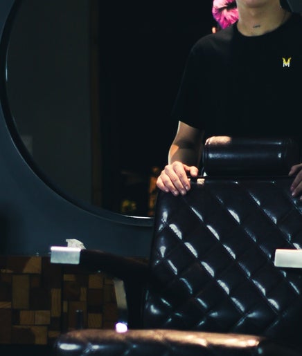Silla moderna en Tony Barber, Santiago, Región Metropolitana, CL. Ambientes elegantes y accesorios de peluquería.