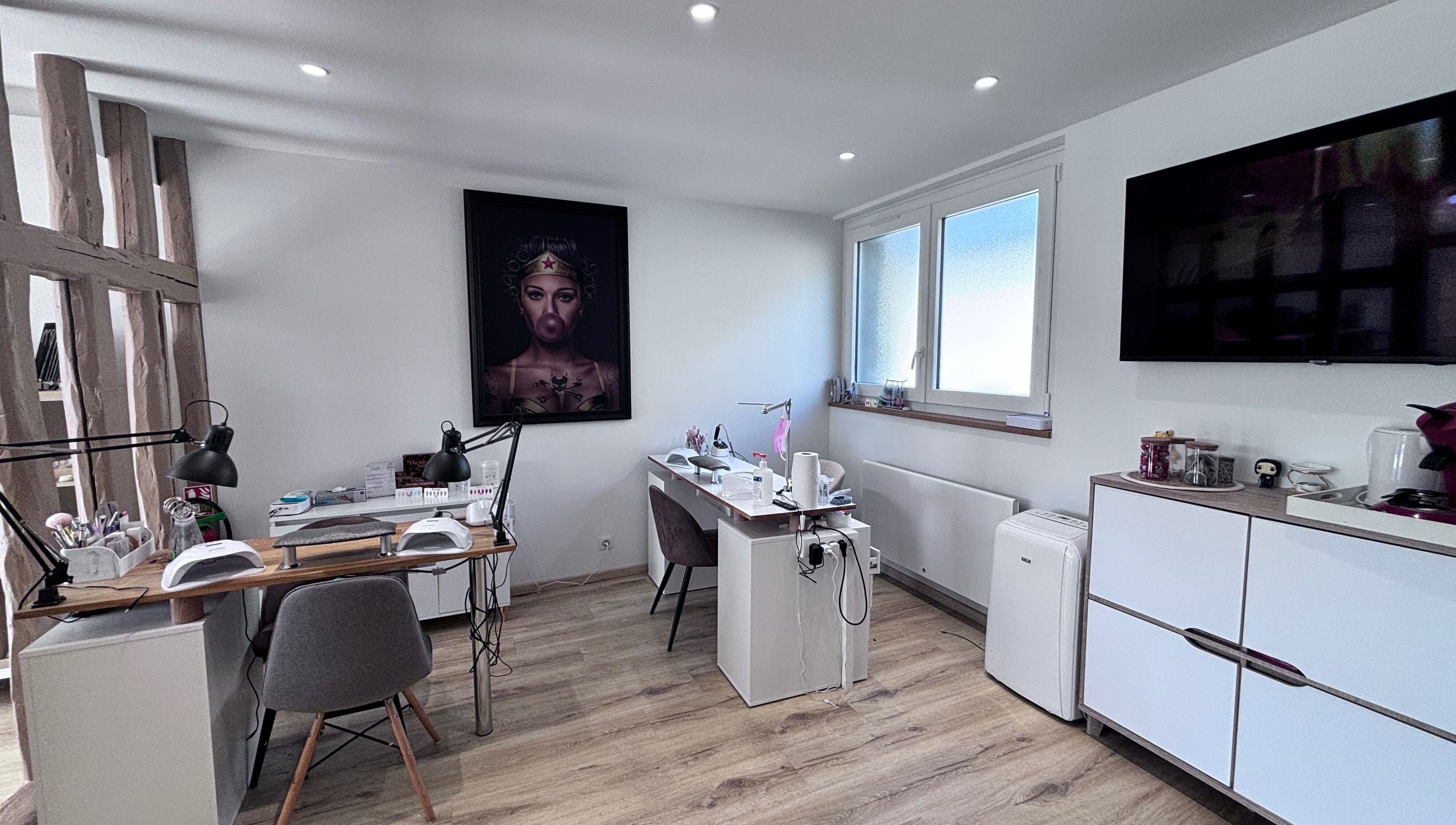 Intérieur moderne de Nails, Art & Co à Sarry, Grand Est, FR, avec postes de manucure bien équipés.