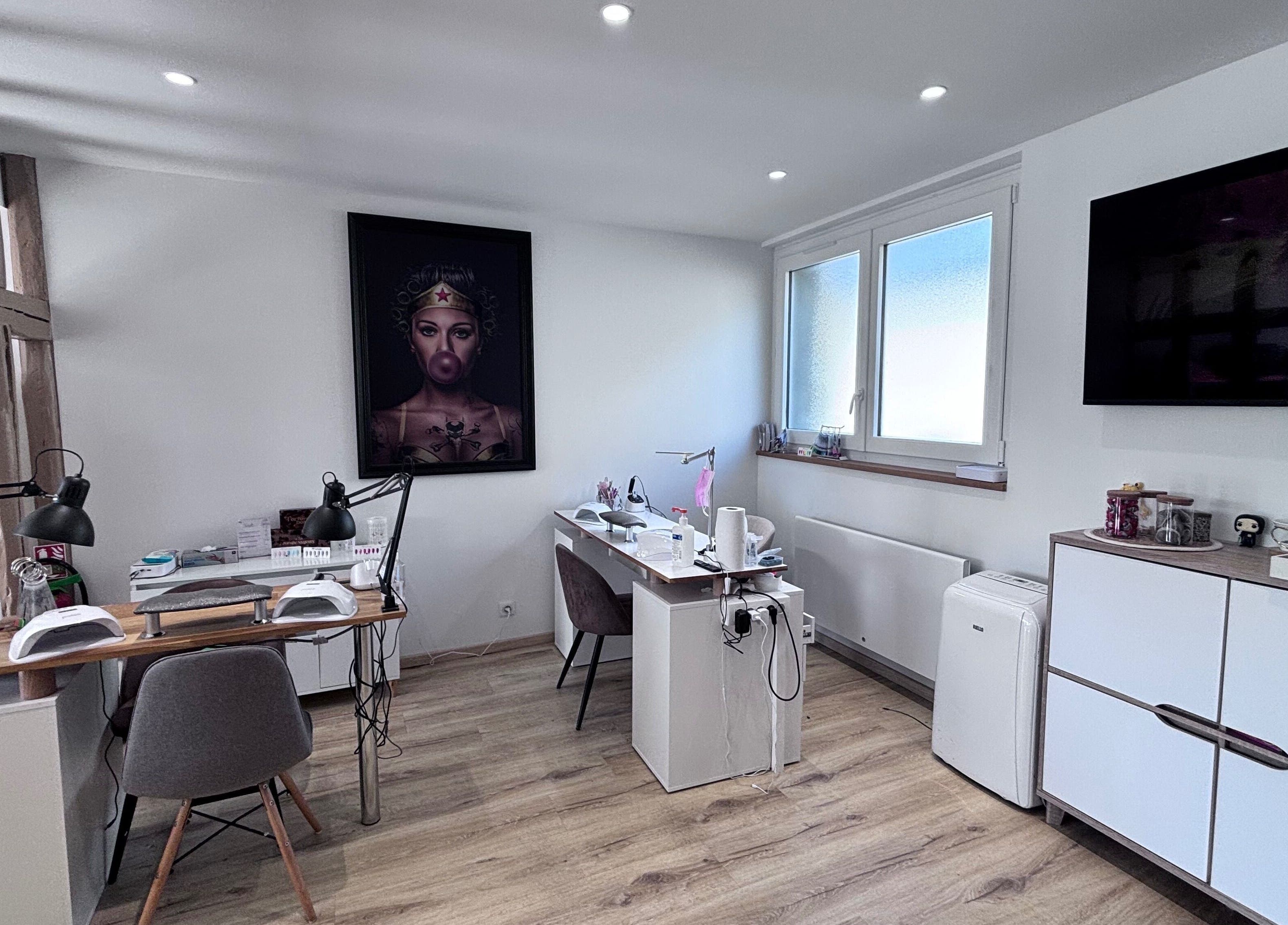 Intérieur moderne de Nails, Art & Co à Sarry, Grand Est, FR, avec postes de manucure bien équipés.