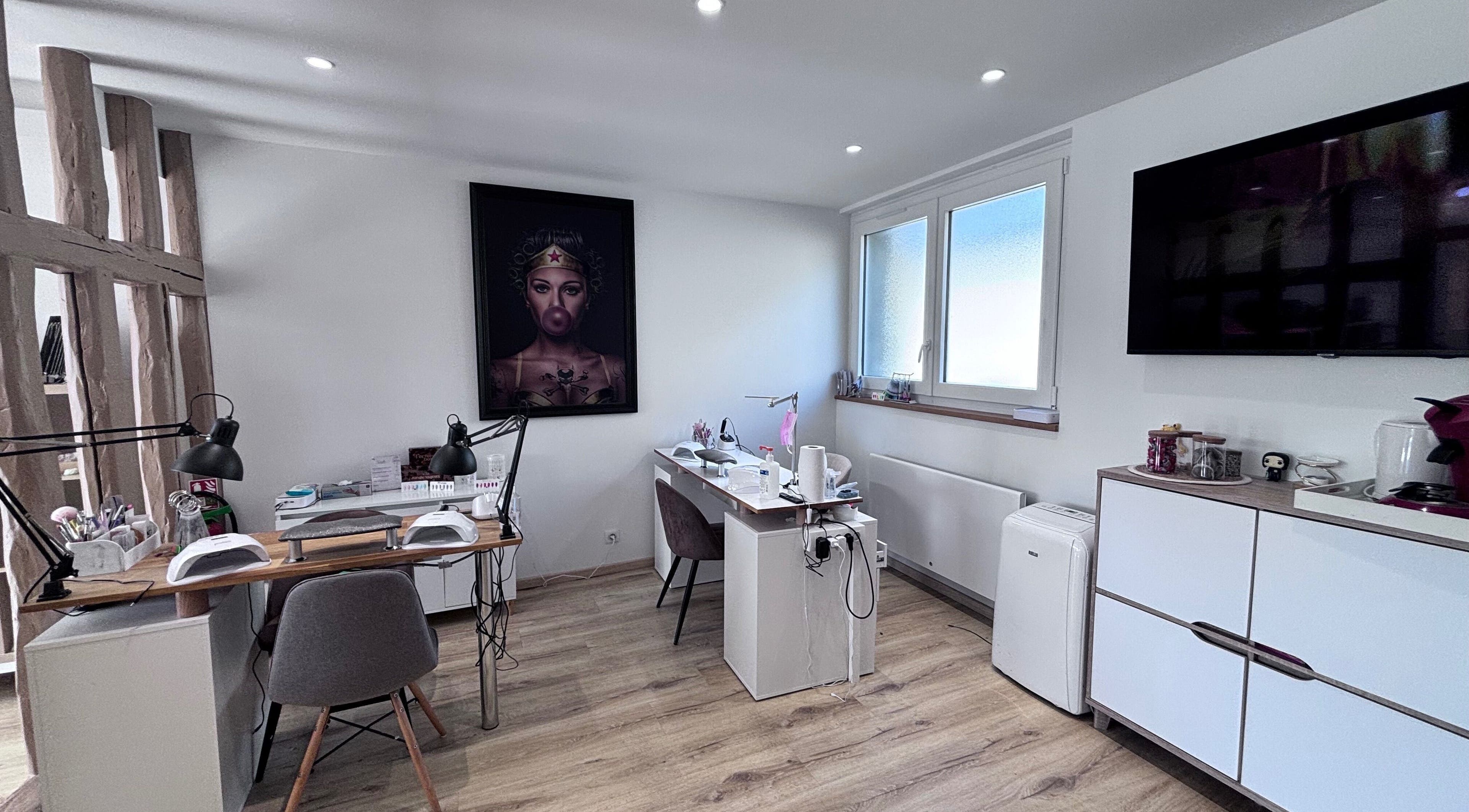 Intérieur moderne de Nails, Art & Co à Sarry, Grand Est, FR, avec postes de manucure bien équipés.