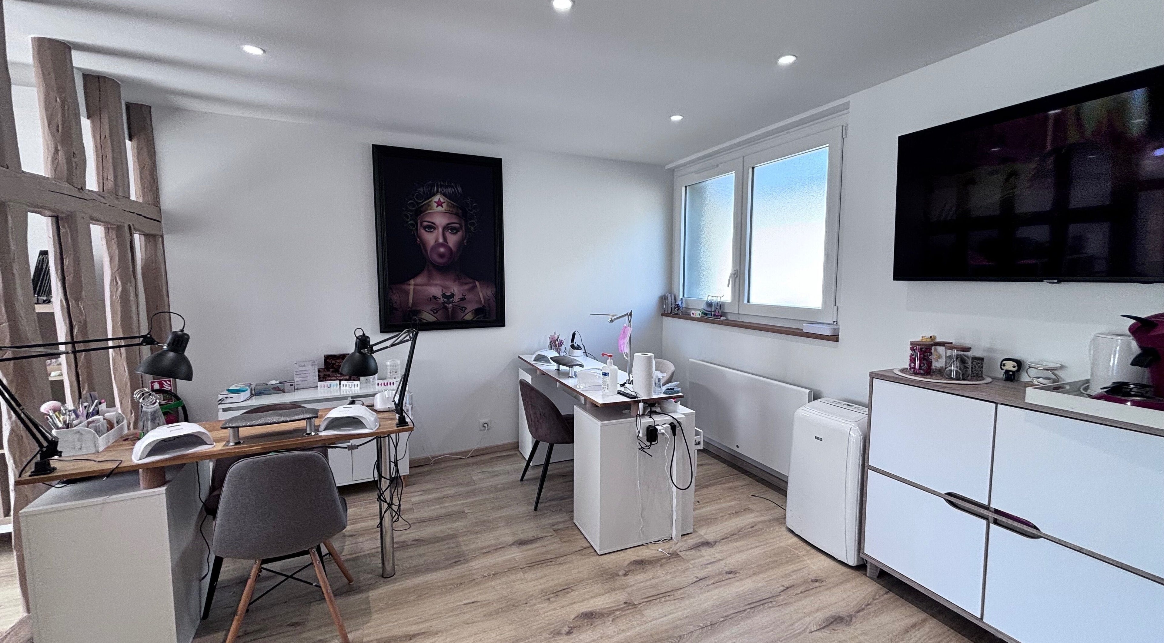 Intérieur moderne de Nails, Art & Co à Sarry, Grand Est, FR, avec postes de manucure bien équipés.