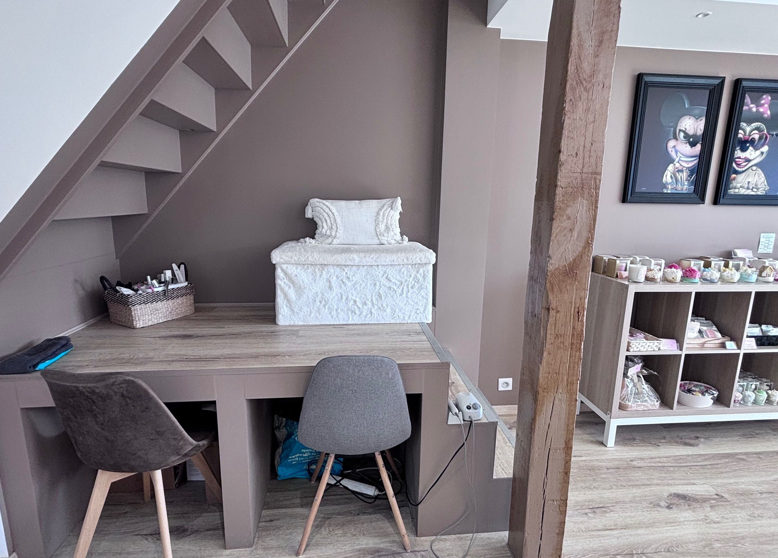 Espace accueil cosy chez Nails, Art & Co à Sarry, Grand Est, FR avec produits et décorations artistiques.