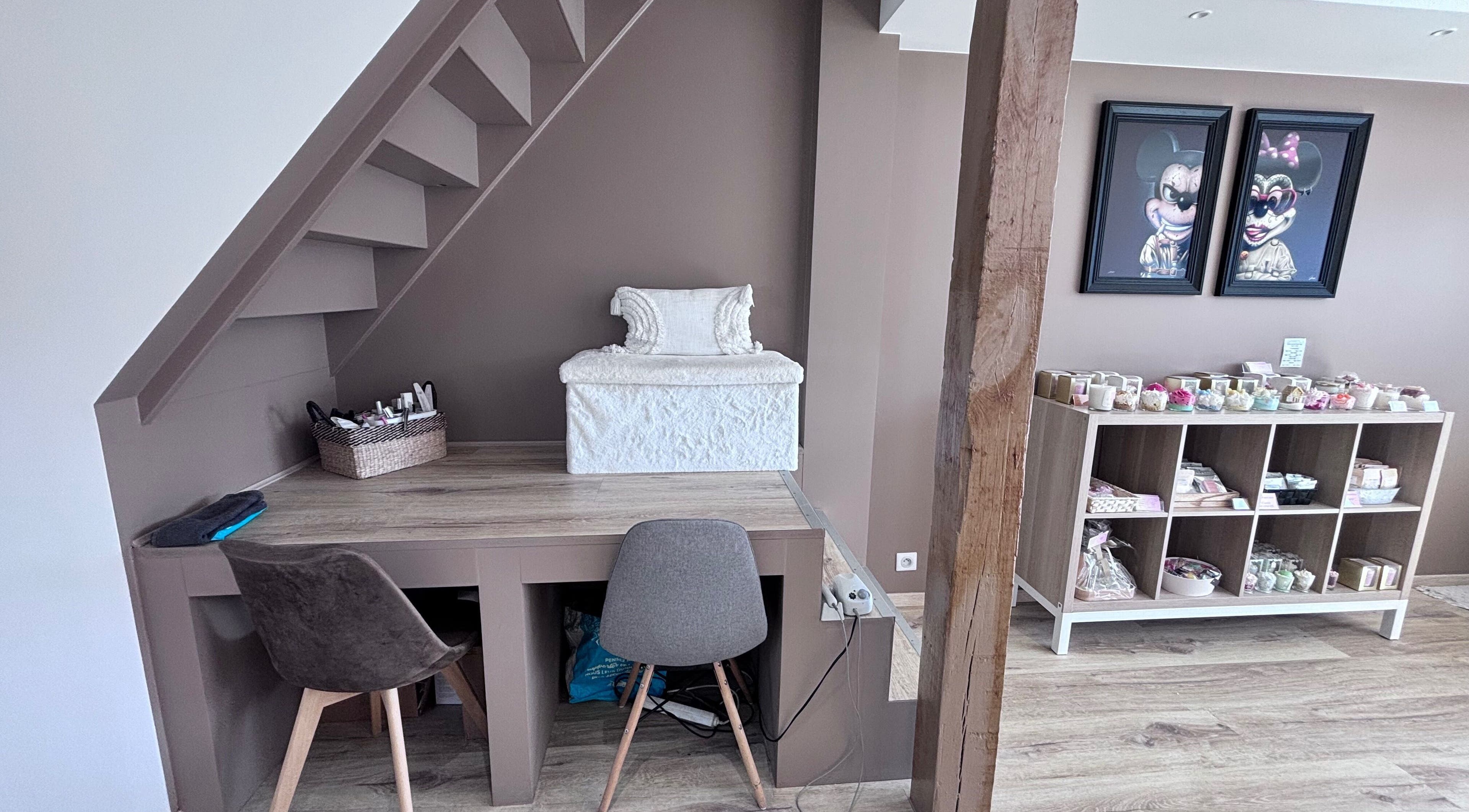 Espace accueil cosy chez Nails, Art & Co à Sarry, Grand Est, FR avec produits et décorations artistiques.