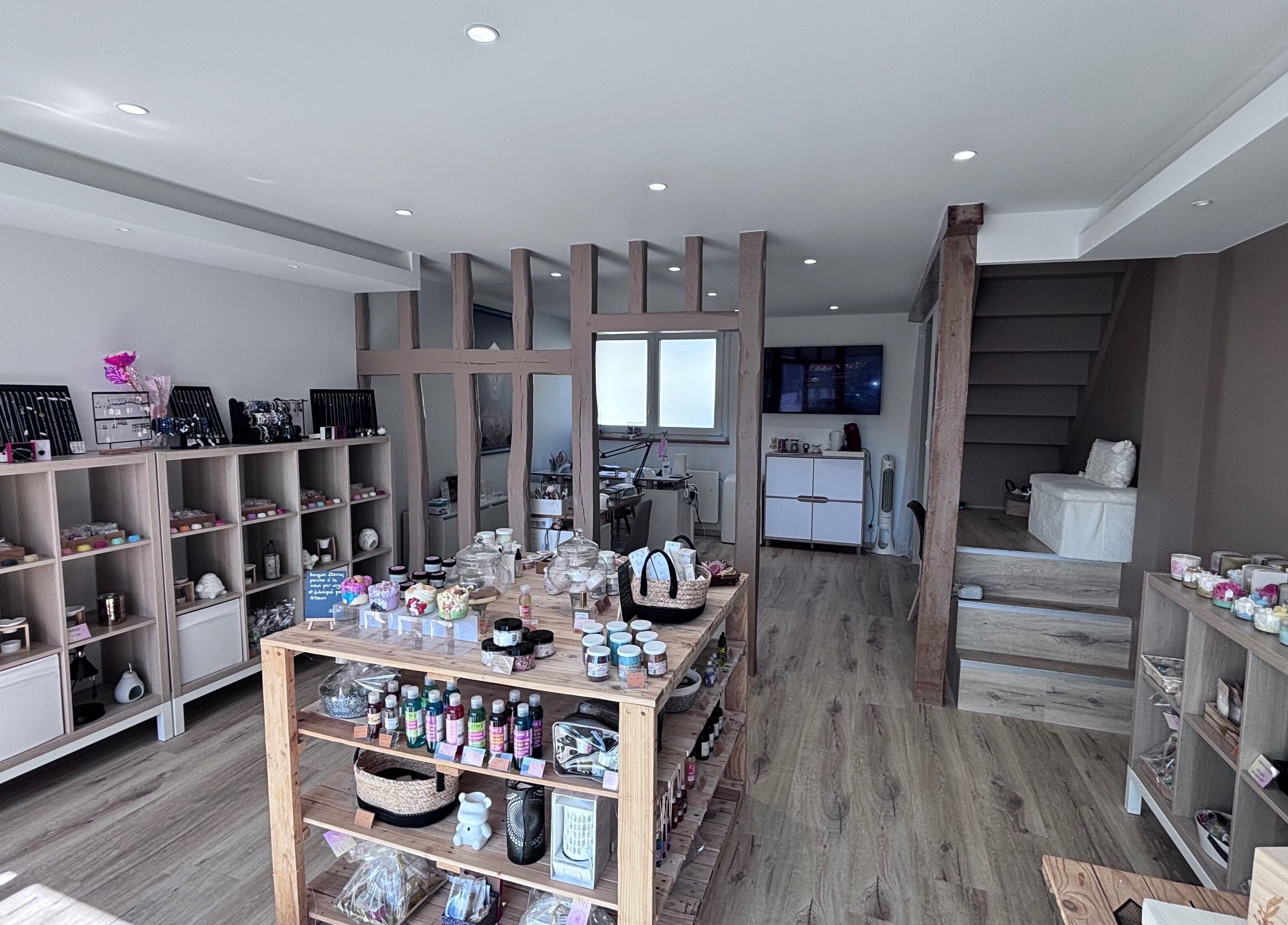 Intérieur de Nails, Art & Co à Sarry, Grand Est, FR montrant des produits de beauté bien disposés.