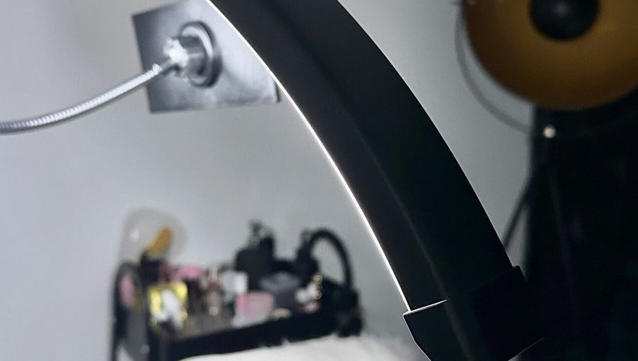 Iluminação suave no estúdio Ana Sousa Aesthetics em Forte Da Casa, Lisboa, PT.