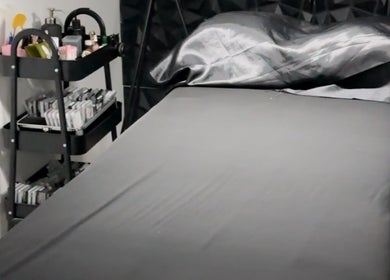 Sala de tratamento em Ana Sousa Aesthetics, Forte Da Casa, Lisboa, PT, destacando cama acolhedora.
