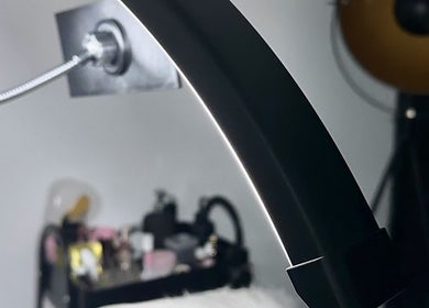 Detalhe de luminária moderna na Ana Sousa Aesthetics, Forte Da Casa, Lisboa, PT.