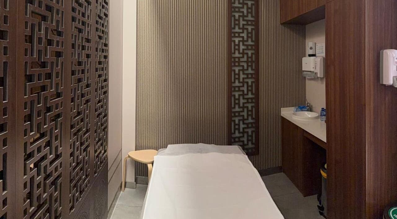 Elegant therapy room at TCM Acupuncture Therapy Center in Dubai, AE with a treatment bed and unique decor.