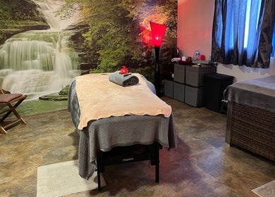 Salle de massage apaisante à Total Zen, Ergué-gabéric, Bretagne, FR avec vue cascade.