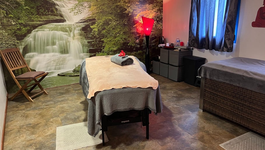 Salle de massage apaisante chez Total Zen, Ergué-gabéric, Bretagne, FR avec cascade murale apaisante.