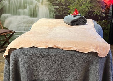 Table de massage sereine chez Total Zen à Ergué-gabéric, Bretagne, FR.