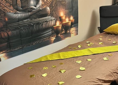 Table de massage apaisante avec décor bouddhiste à Total Zen, Ergué-gabéric, Bretagne, FR.