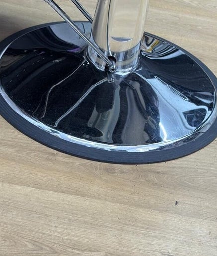 Base de silla de barbero cromada en OCHO Barber, Madrid, Comunidad De Madrid, ES.