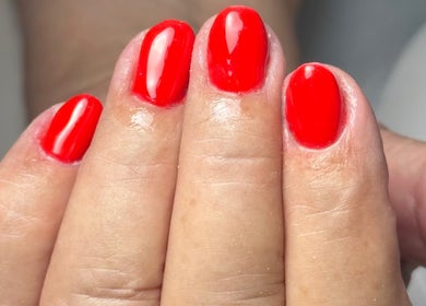Unhas vermelhas elegantes por daniela teixeira nail designer em Vila Nova De Gaia, Porto, PT.